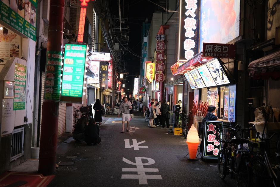 Explore the bustling night scenes of Yokohama's vibrant streets and lively urban atmosphere.